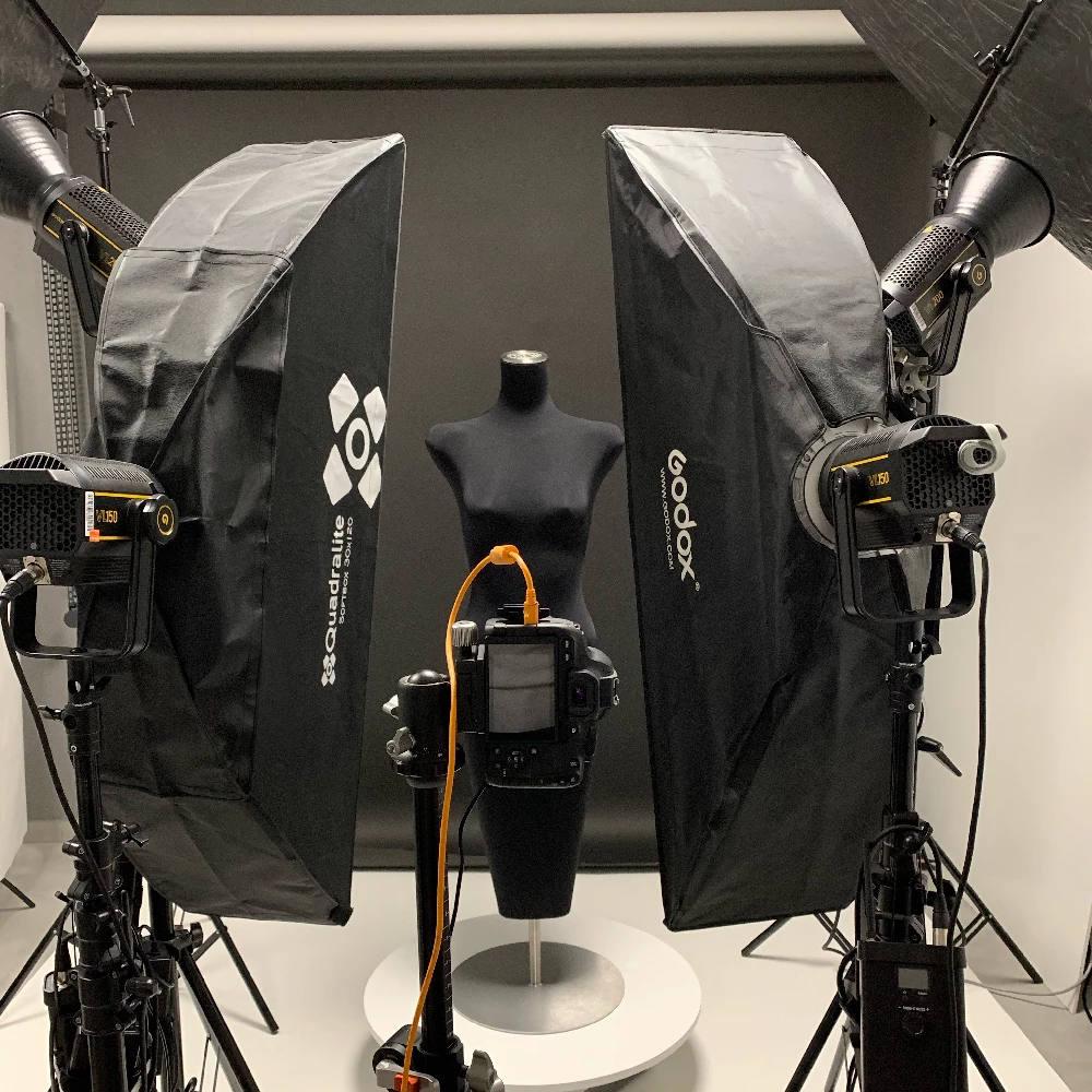 produkto fotografija manekenas studijoje Vizualo Meistrai